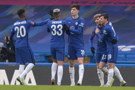 完成英格兰成年代表队首秀，夸安萨获赠纪念帽