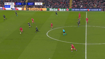 2-1逆转！超级后卫踢疯了，梅开二度导演逆袭，巴萨狂揽4连胜