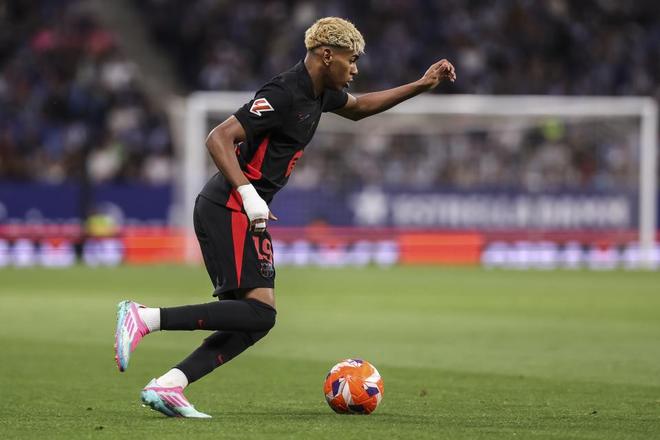 球迷怒喷后蹇韬回应：输球又怎么样？随后被韦世豪、甘超拦下